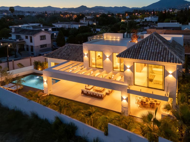 Villa contemporánea en Linda Vista Baja, cerca de la playa y de todas las comodidades de San Pedro de Alcántara.