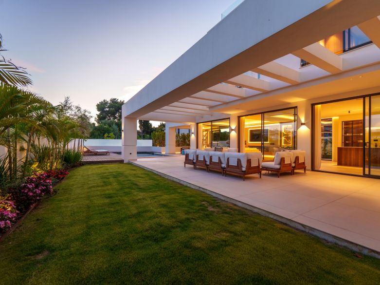 Villa contemporánea en Linda Vista Baja, cerca de la playa y de todas las comodidades de San Pedro de Alcántara.