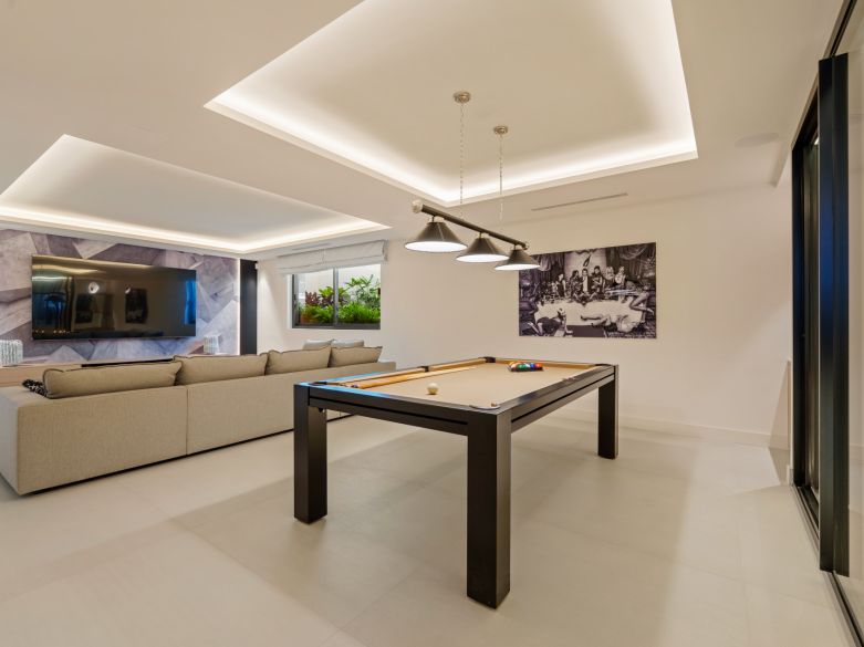 Villa contemporánea en Linda Vista Baja, cerca de la playa y de todas las comodidades de San Pedro de Alcántara.