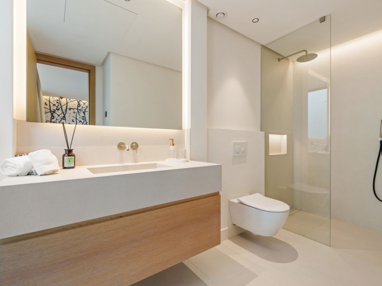 Villa contemporánea en Linda Vista Baja, cerca de la playa y de todas las comodidades de San Pedro de Alcántara.