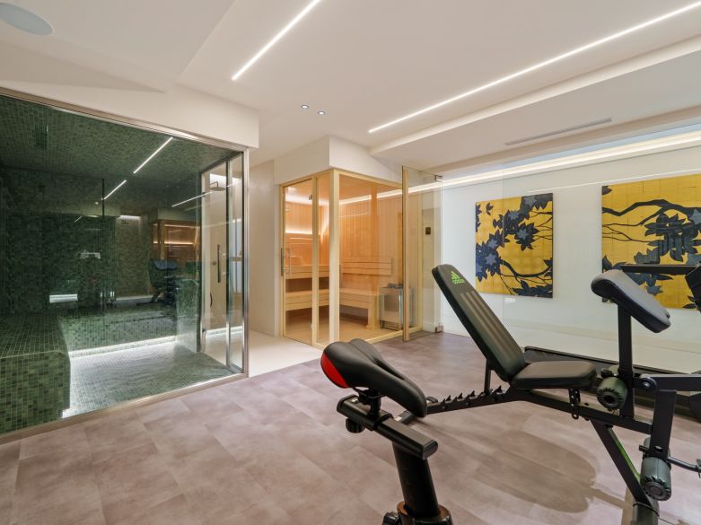 Villa contemporánea en Linda Vista Baja, cerca de la playa y de todas las comodidades de San Pedro de Alcántara.