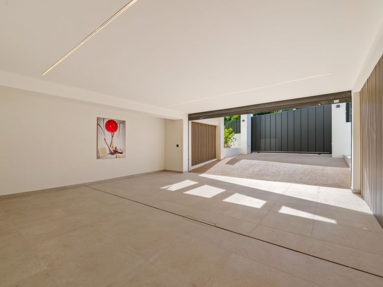 Villa contemporánea en Linda Vista Baja, cerca de la playa y de todas las comodidades de San Pedro de Alcántara.