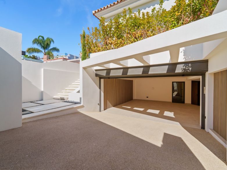 Villa contemporánea en Linda Vista Baja, cerca de la playa y de todas las comodidades de San Pedro de Alcántara.