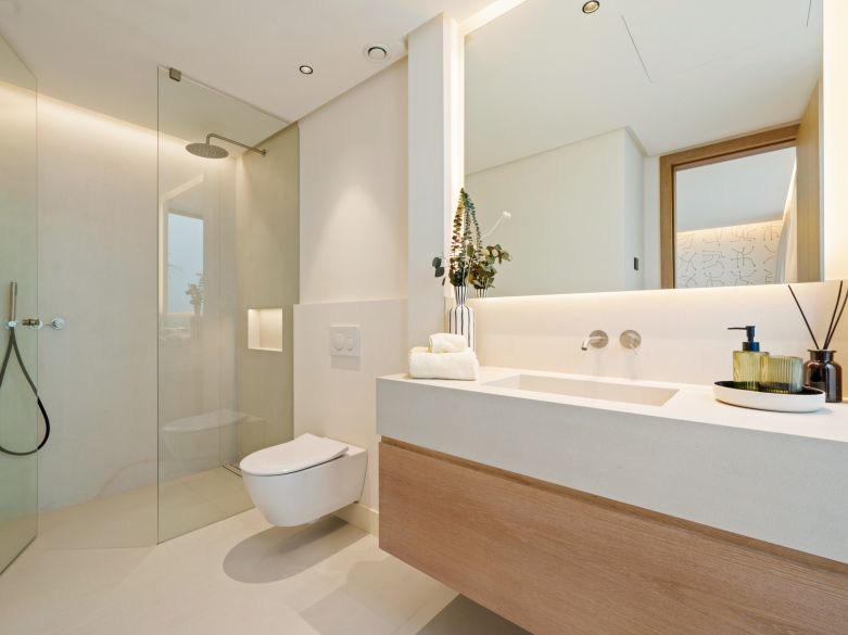 Villa contemporánea en Linda Vista Baja, cerca de la playa y de todas las comodidades de San Pedro de Alcántara.