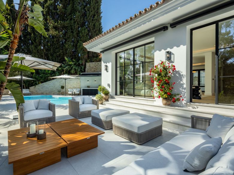 ¡Excepcional villa en la exclusiva urbanización cerrada de El Herrojo, junto a La Quinta Golf!