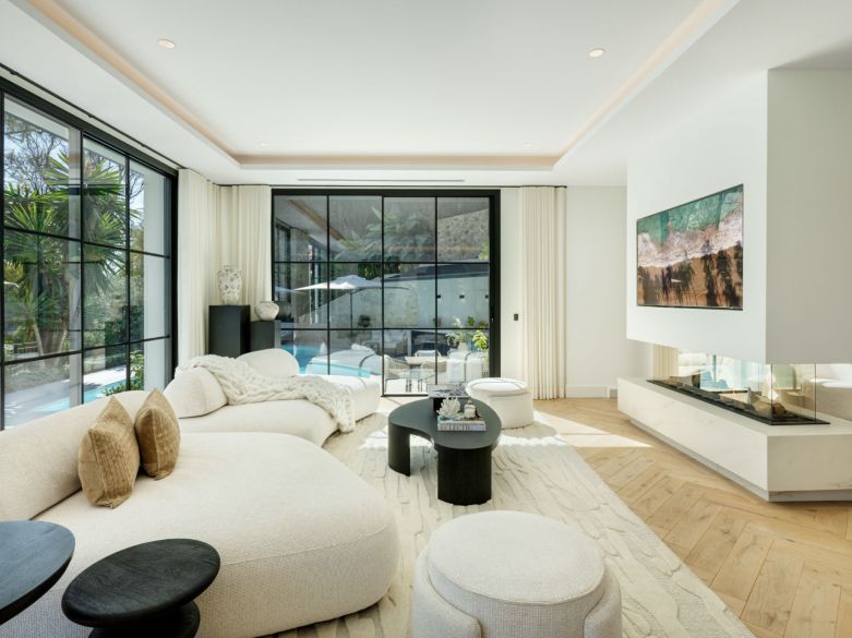 ¡Excepcional villa en la exclusiva urbanización cerrada de El Herrojo, junto a La Quinta Golf!