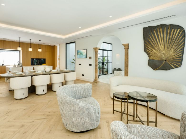 ¡Excepcional villa en la exclusiva urbanización cerrada de El Herrojo, junto a La Quinta Golf!