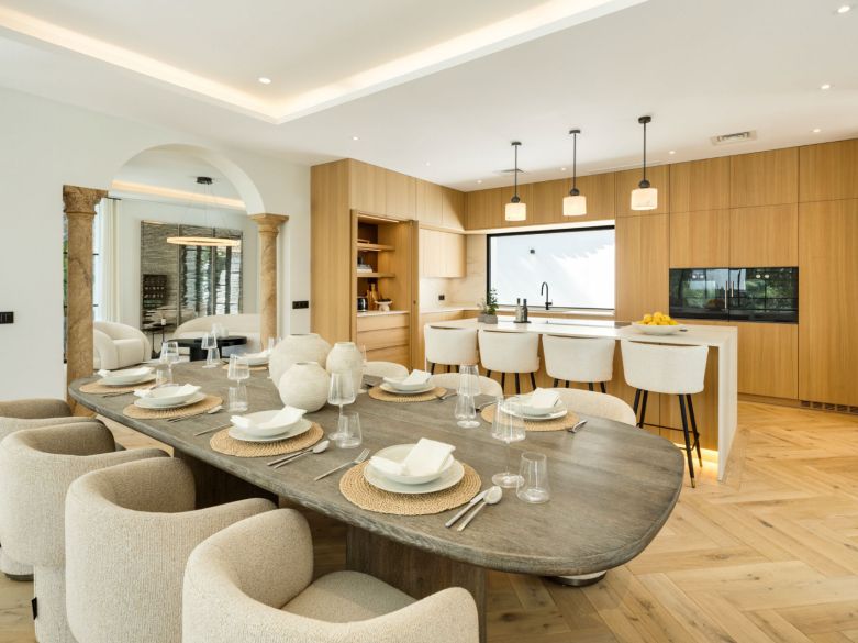 ¡Excepcional villa en la exclusiva urbanización cerrada de El Herrojo, junto a La Quinta Golf!