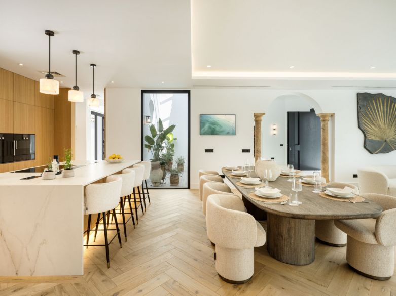 ¡Excepcional villa en la exclusiva urbanización cerrada de El Herrojo, junto a La Quinta Golf!