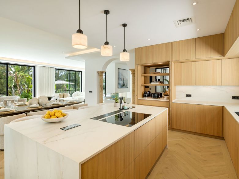 ¡Excepcional villa en la exclusiva urbanización cerrada de El Herrojo, junto a La Quinta Golf!