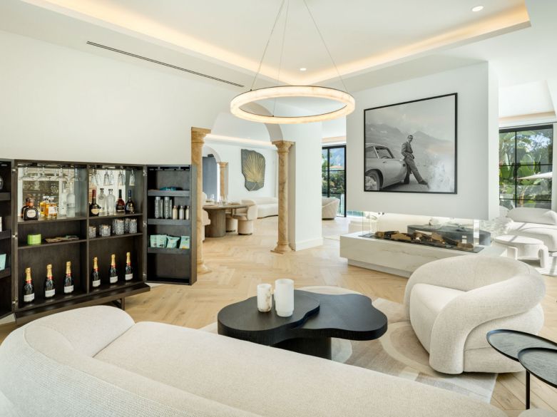 ¡Excepcional villa en la exclusiva urbanización cerrada de El Herrojo, junto a La Quinta Golf!