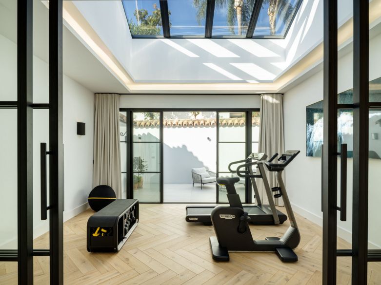 ¡Excepcional villa en la exclusiva urbanización cerrada de El Herrojo, junto a La Quinta Golf!