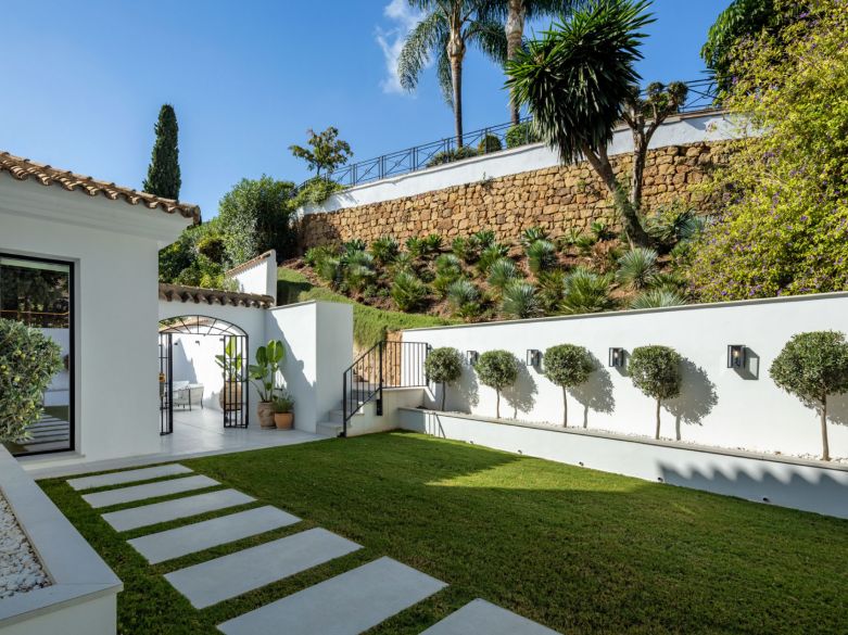 ¡Excepcional villa en la exclusiva urbanización cerrada de El Herrojo, junto a La Quinta Golf!