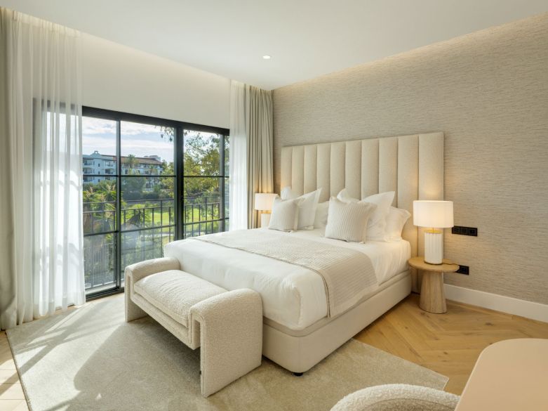 ¡Excepcional villa en la exclusiva urbanización cerrada de El Herrojo, junto a La Quinta Golf!