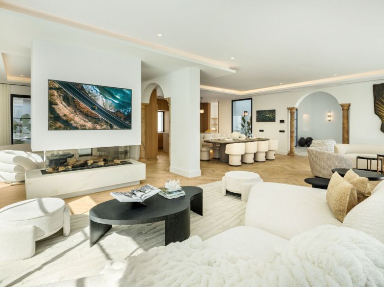 ¡Excepcional villa en la exclusiva urbanización cerrada de El Herrojo, junto a La Quinta Golf!