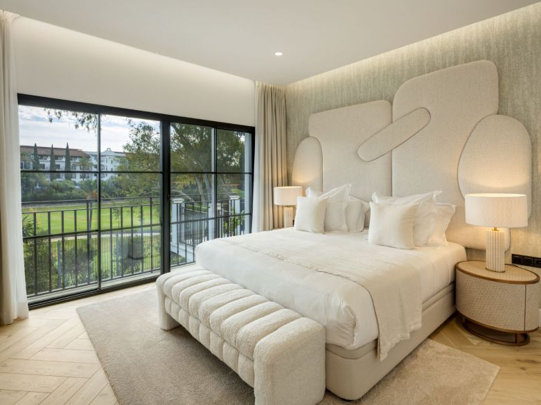 ¡Excepcional villa en la exclusiva urbanización cerrada de El Herrojo, junto a La Quinta Golf!