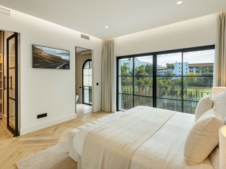 ¡Excepcional villa en la exclusiva urbanización cerrada de El Herrojo, junto a La Quinta Golf!