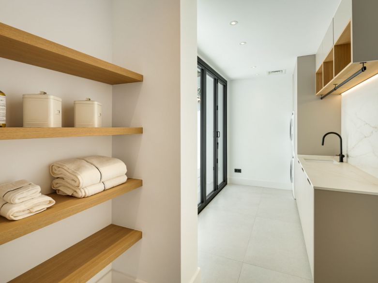 ¡Excepcional villa en la exclusiva urbanización cerrada de El Herrojo, junto a La Quinta Golf!