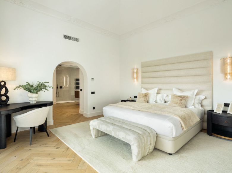 ¡Excepcional villa en la exclusiva urbanización cerrada de El Herrojo, junto a La Quinta Golf!