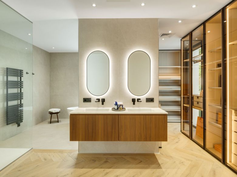 ¡Excepcional villa en la exclusiva urbanización cerrada de El Herrojo, junto a La Quinta Golf!