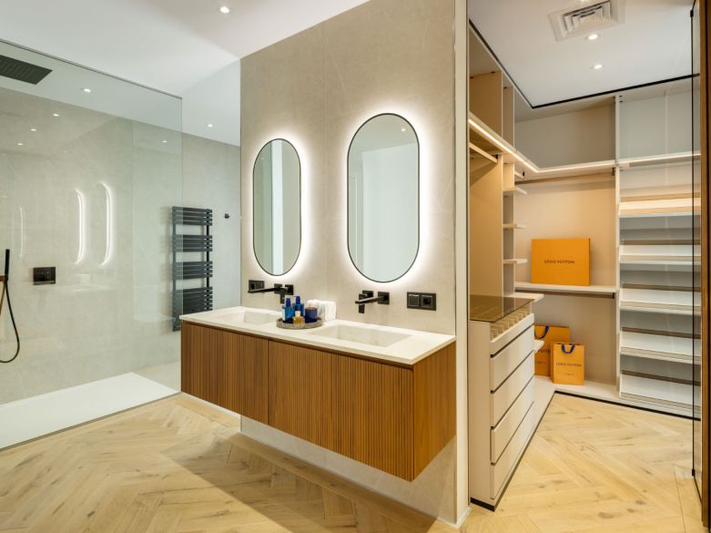 ¡Excepcional villa en la exclusiva urbanización cerrada de El Herrojo, junto a La Quinta Golf!