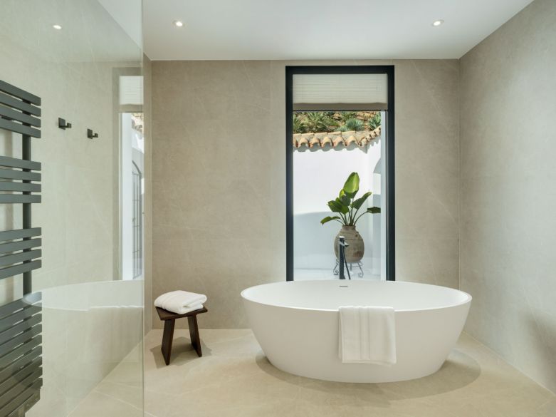 ¡Excepcional villa en la exclusiva urbanización cerrada de El Herrojo, junto a La Quinta Golf!