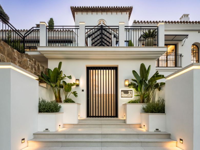 ¡Excepcional villa en la exclusiva urbanización cerrada de El Herrojo, junto a La Quinta Golf!