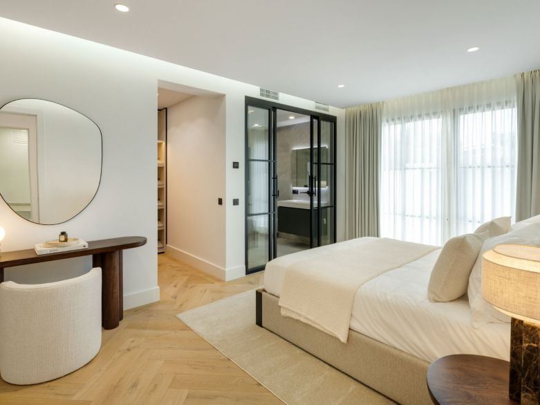 ¡Excepcional villa en la exclusiva urbanización cerrada de El Herrojo, junto a La Quinta Golf!