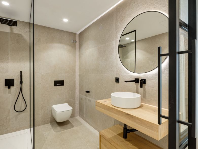 ¡Excepcional villa en la exclusiva urbanización cerrada de El Herrojo, junto a La Quinta Golf!