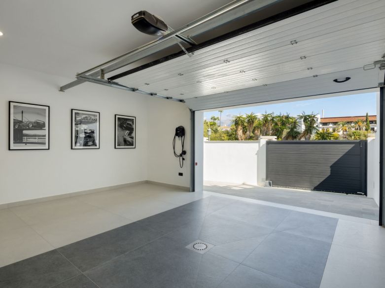 ¡Excepcional villa en la exclusiva urbanización cerrada de El Herrojo, junto a La Quinta Golf!