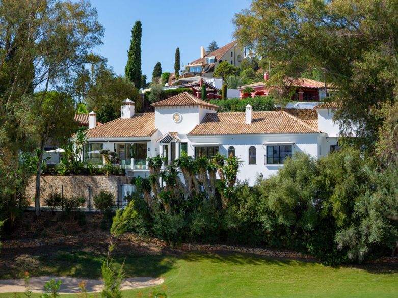 ¡Excepcional villa en la exclusiva urbanización cerrada de El Herrojo, junto a La Quinta Golf!