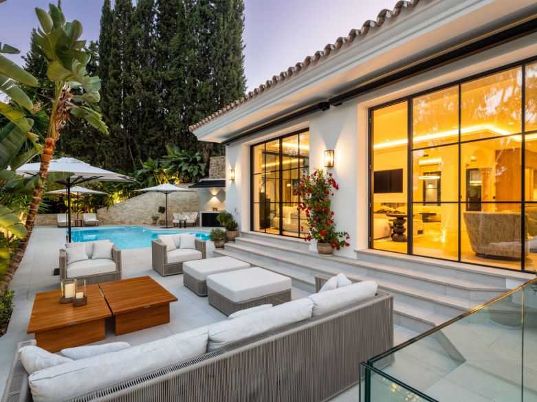 ¡Excepcional villa en la exclusiva urbanización cerrada de El Herrojo, junto a La Quinta Golf!