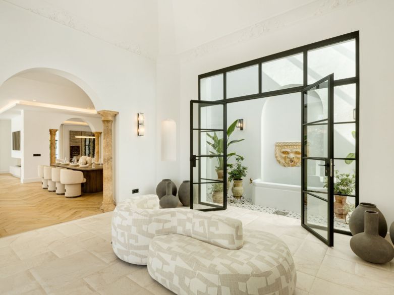 ¡Excepcional villa en la exclusiva urbanización cerrada de El Herrojo, junto a La Quinta Golf!