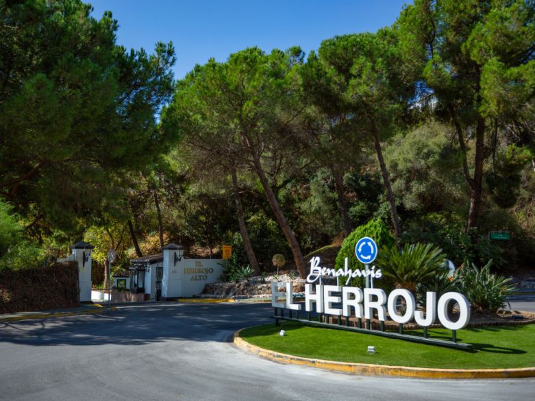 ¡Excepcional villa en la exclusiva urbanización cerrada de El Herrojo, junto a La Quinta Golf!