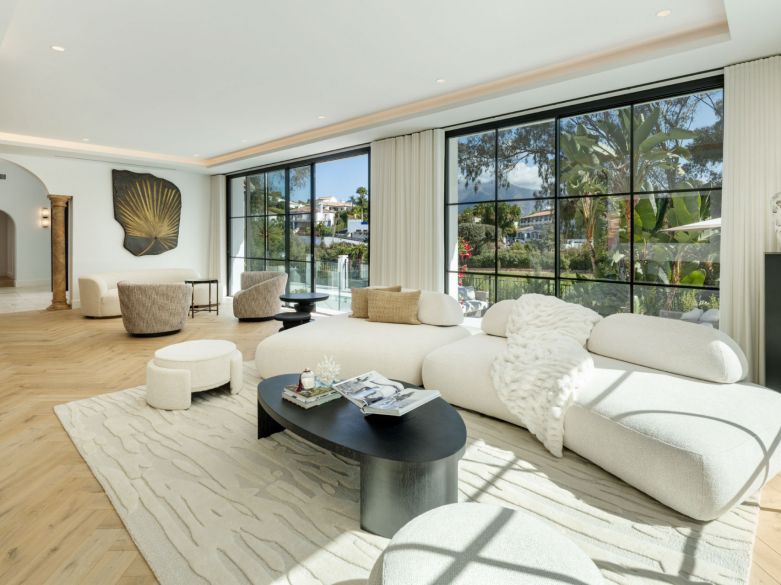 ¡Excepcional villa en la exclusiva urbanización cerrada de El Herrojo, junto a La Quinta Golf!