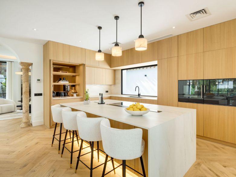 ¡Excepcional villa en la exclusiva urbanización cerrada de El Herrojo, junto a La Quinta Golf!