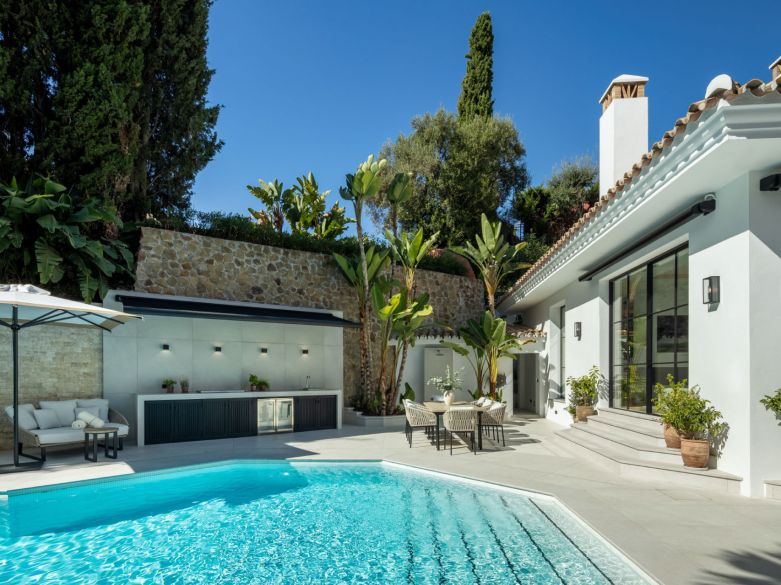 ¡Excepcional villa en la exclusiva urbanización cerrada de El Herrojo, junto a La Quinta Golf!