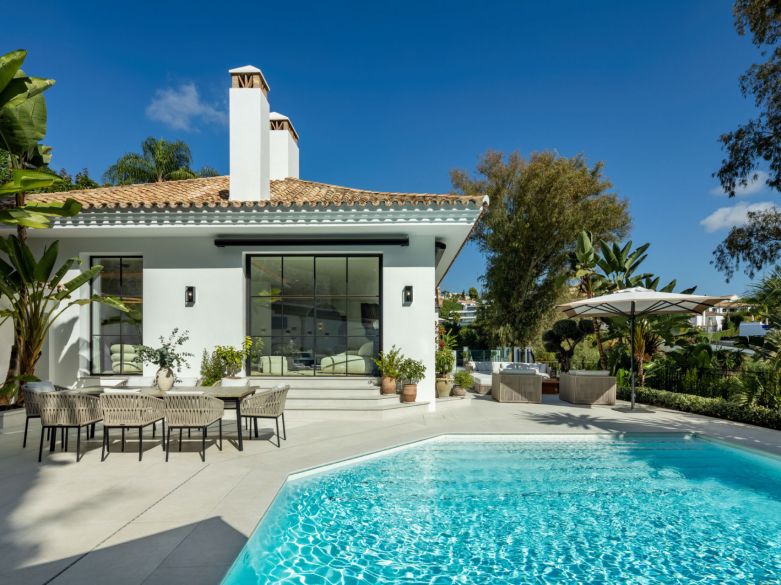 ¡Excepcional villa en la exclusiva urbanización cerrada de El Herrojo, junto a La Quinta Golf!