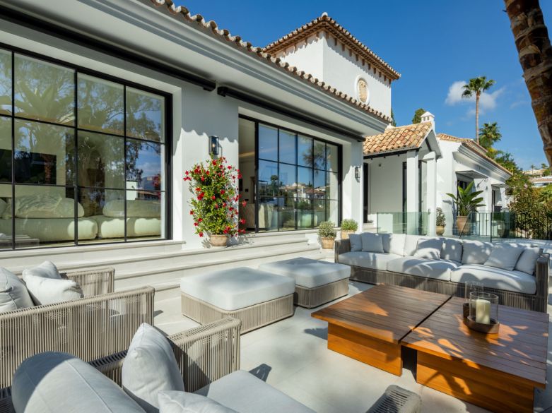 ¡Excepcional villa en la exclusiva urbanización cerrada de El Herrojo, junto a La Quinta Golf!