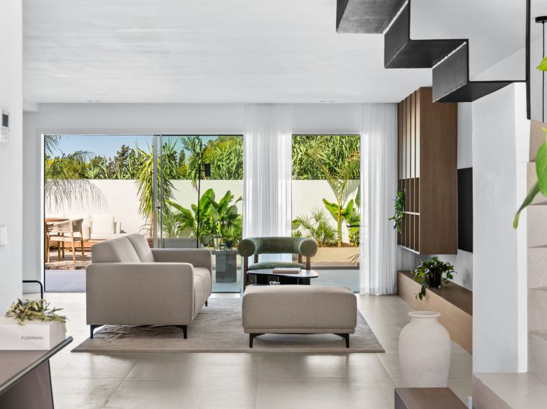 Elegante adosado con piscina privada en Nueva Andalucía