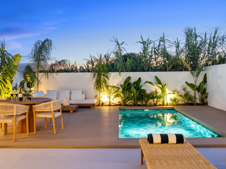 Elegante adosado con piscina privada en Nueva Andalucía