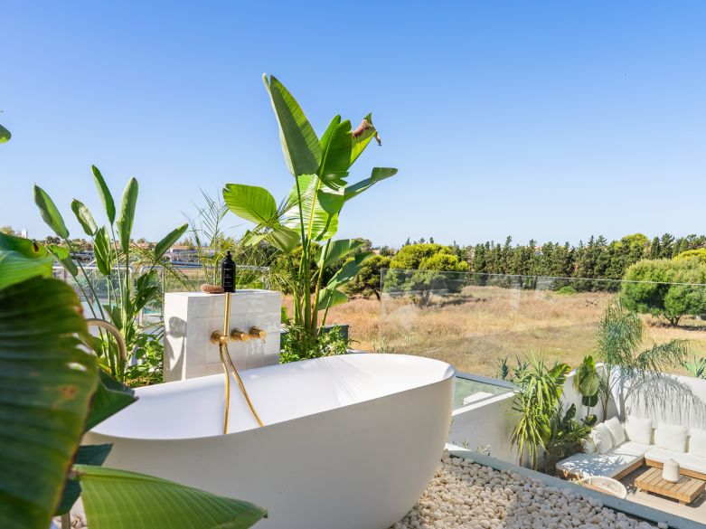 Elegante adosado con piscina privada en Nueva Andalucía