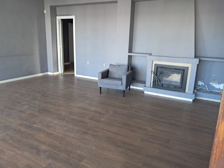 Oportunidad de inversión en El Paraíso Medio – Renueve o construya la villa de sus sueños en una amplia parcela