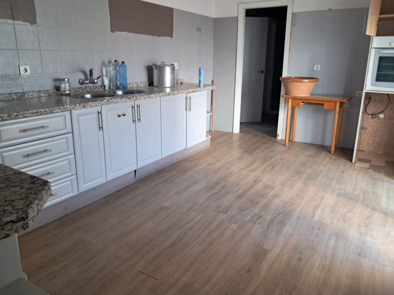 Oportunidad de inversión en El Paraíso Medio – Renueve o construya la villa de sus sueños en una amplia parcela