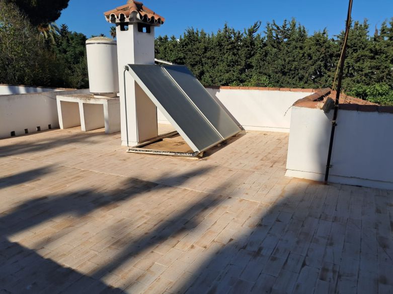 Oportunidad de inversión en El Paraíso Medio – Renueve o construya la villa de sus sueños en una amplia parcela