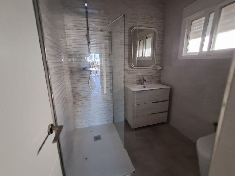 Oportunidad de inversión en El Paraíso Medio – Renueve o construya la villa de sus sueños en una amplia parcela