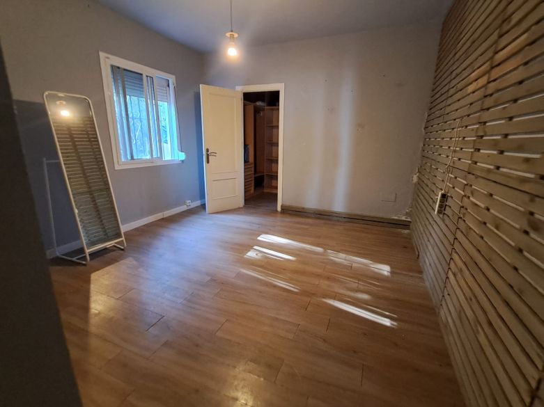 Oportunidad de inversión en El Paraíso Medio – Renueve o construya la villa de sus sueños en una amplia parcela