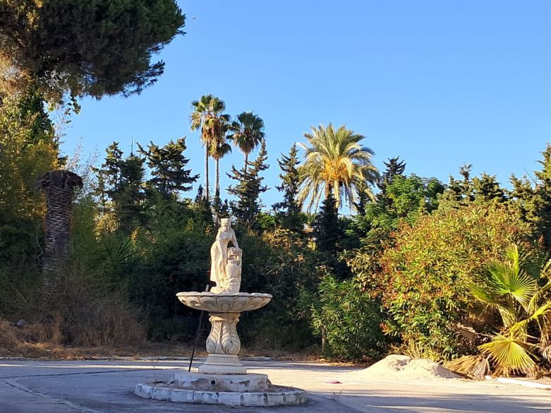 Oportunidad de inversión en El Paraíso Medio – Renueve o construya la villa de sus sueños en una amplia parcela