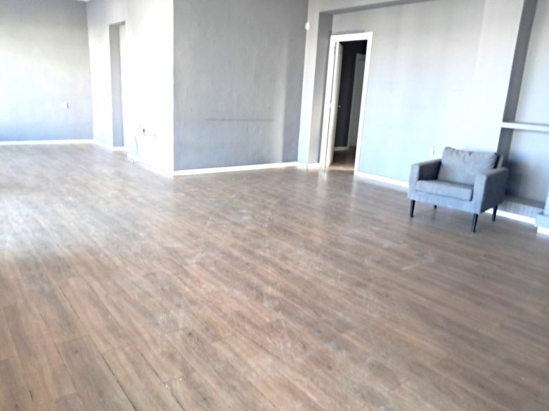 Oportunidad de inversión en El Paraíso Medio – Renueve o construya la villa de sus sueños en una amplia parcela