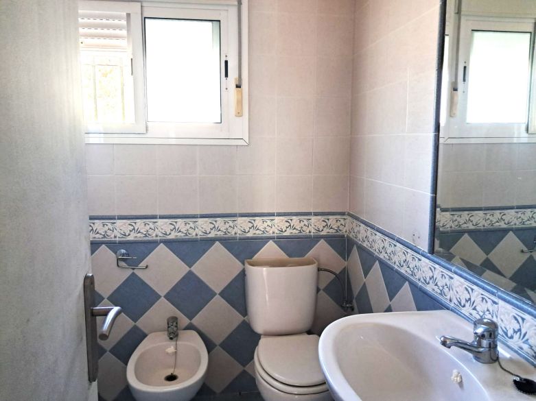 Oportunidad de inversión en El Paraíso Medio – Renueve o construya la villa de sus sueños en una amplia parcela